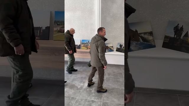 Ленобласть передала картины в колледж Мариуполя