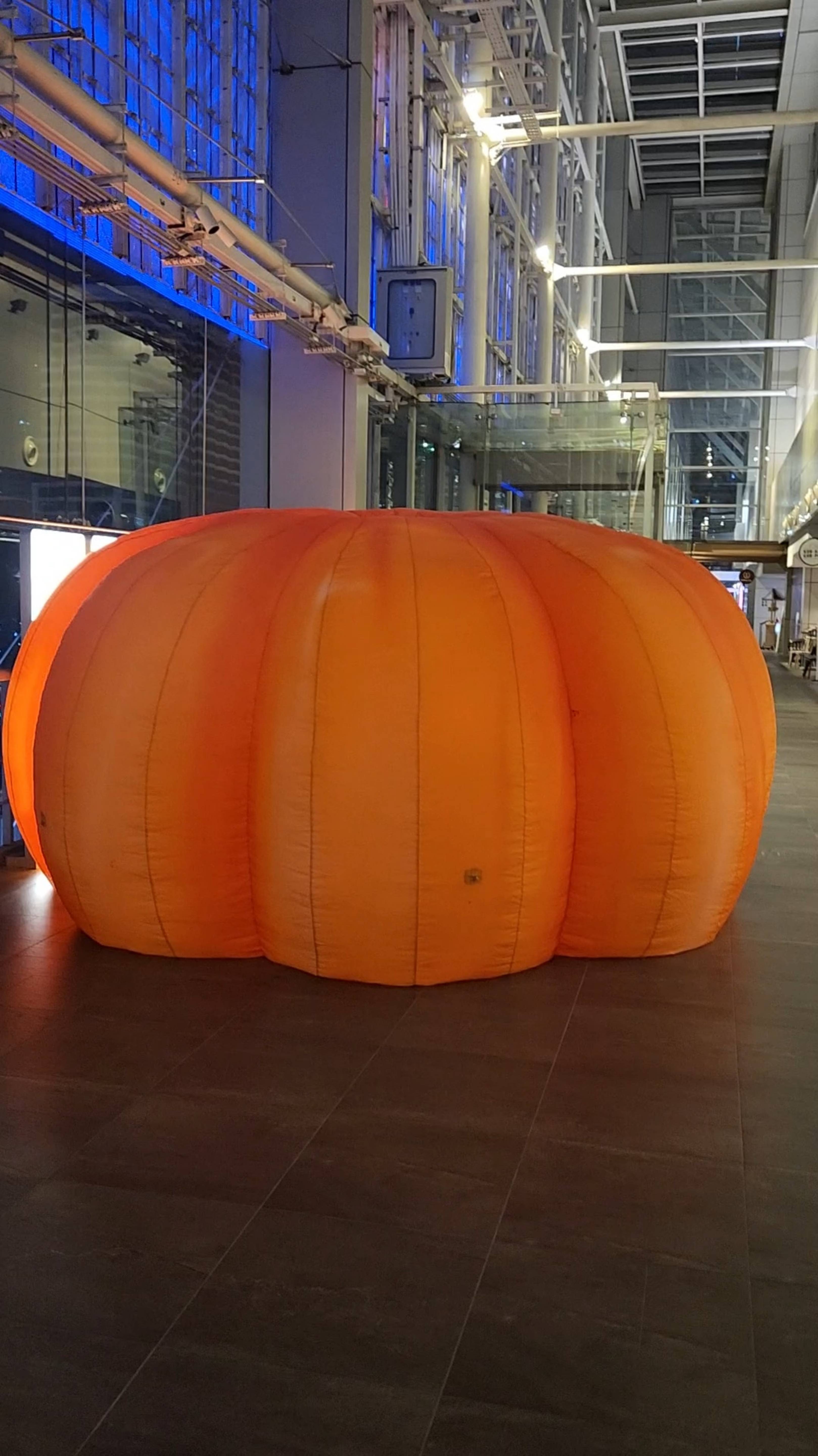 Хеллоуин 🎃 прошёл, а тыква осталась в Централ Бангкоке 🌴 🍕 🍌 🥥 🍍