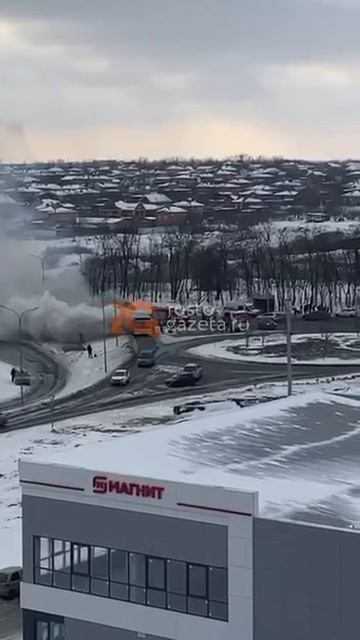 На севере Ростова загорелся пассажирский автобус на остановке «Улица Дмитрия Петрова».