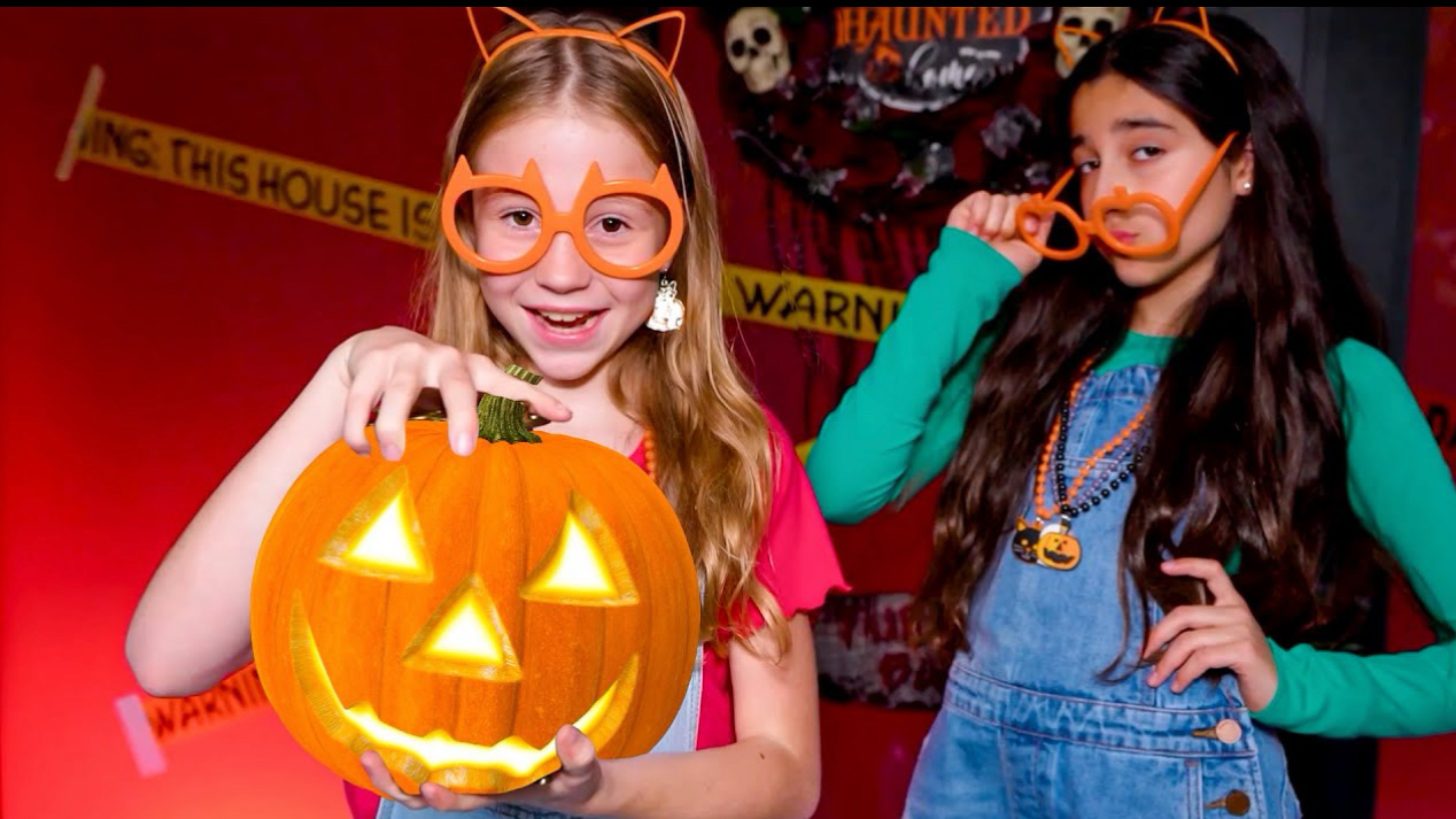 Настя и Ева в доме с привидениями на Хэллоуин →