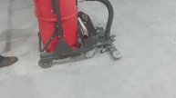 Уборка производственной пыли промышленным пылесосом с напольной щеткой.