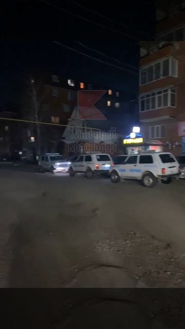 Полуголый мужчина прячется на газовой трубе от охраны и полиции.