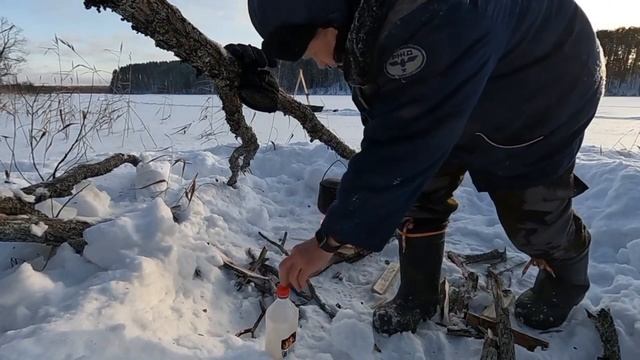 Озеро, костëр, чай. Один на озере.