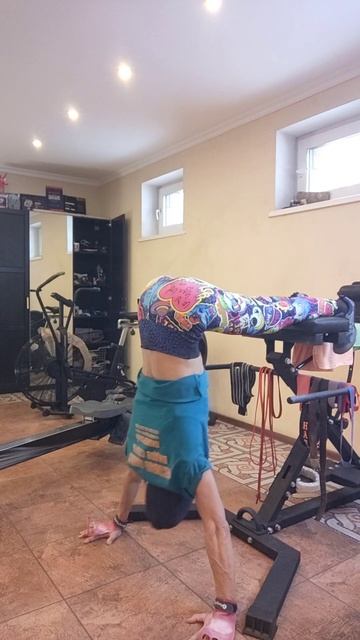 Отжимания с ногами на тумбе