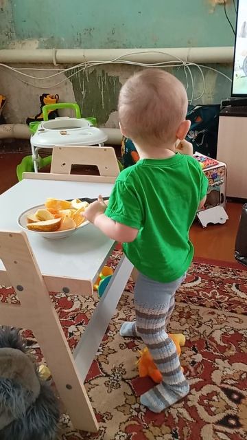сын кушает фрукты