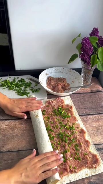 Рулет из лаваша с курицей, зеленью и сыром