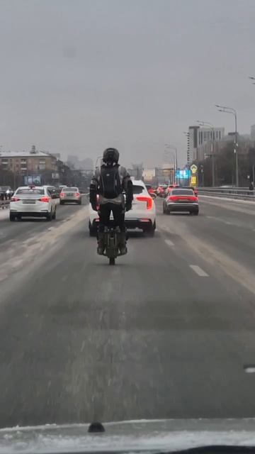 На Волоколамском шоссе заметили моноколесиста, которого не смущает время года и поток машин