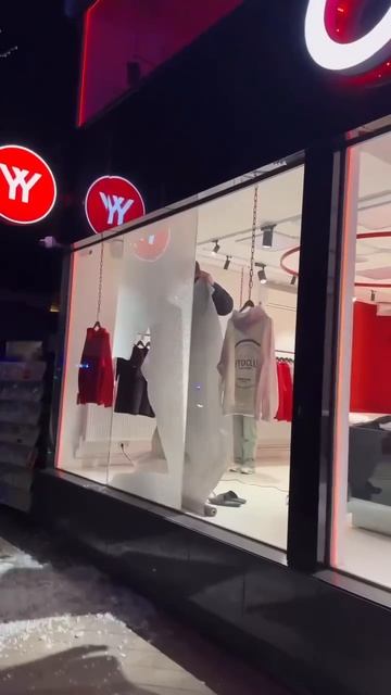 Обломки беспилотника упали на крышу многоэтажки в Краснодаре.