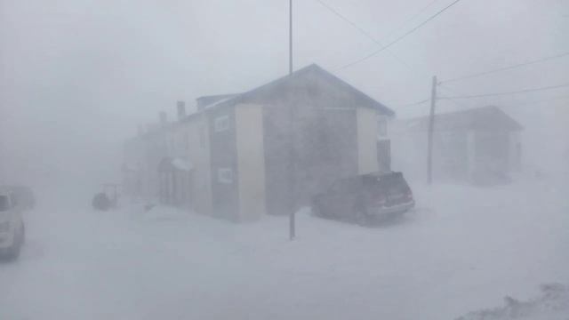Обстановка в Северо-Курильске, где мощный ветер со снегом обрушился на улицы города