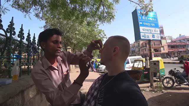 Бритье бритвой $0.30 - Indian Street Barber Ahmedabad