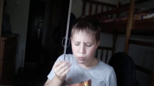 Ем чипсы Lays