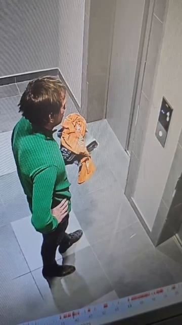 Парню в ЖК «Самолёт» не понравилось, что лифт едет слишком долго, и он решил его поторопить.