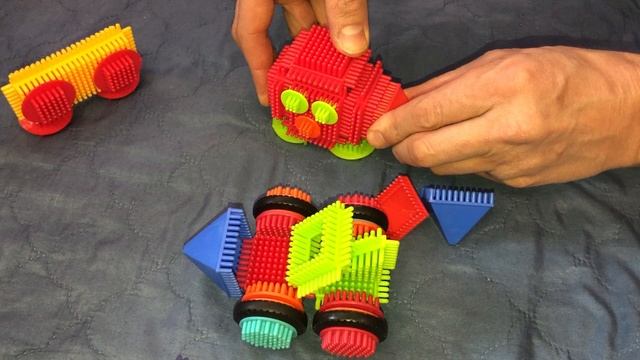 Борьба с боссом квадратычем за машинку. Игольчатый конструктор. Машинки. Игры с ребенком 12-02-2025