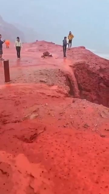 Ливень на Красном пляже острова Ормуз в Иране