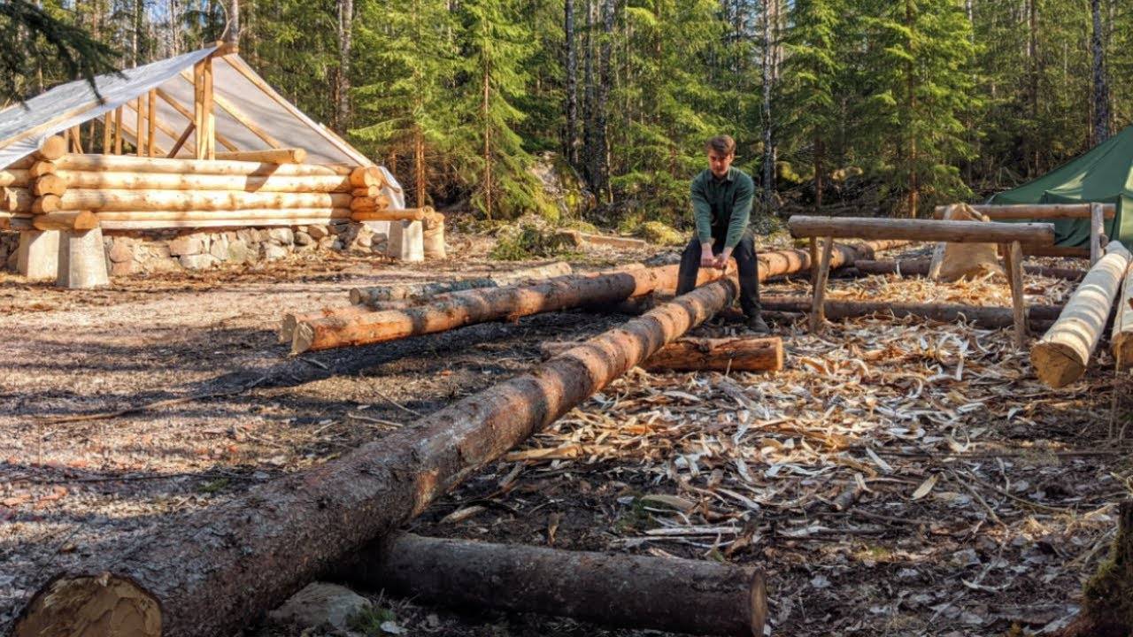 Вытаскивание последних бревен вручную для бревенчатой Хижины