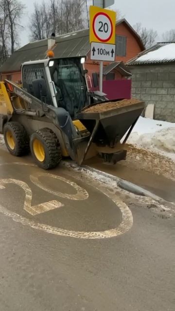 Пескоразбрасыватель на минипогрузчик
