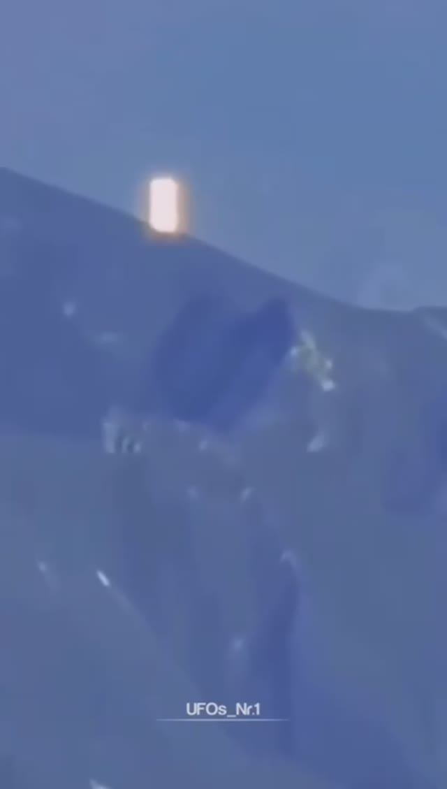 Светящийся Прямоугольник На Горе