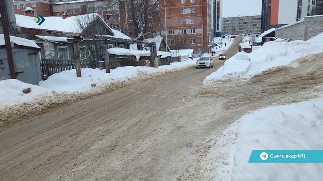 Сыктывкарцы жалуются на обледенелые тротуары и пешеходные переходы