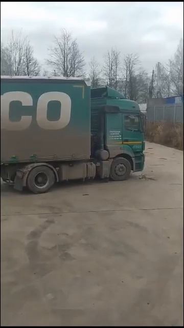 Вместо того, чтобы осуждать и снимать, просто взял и помог с парковкой начинающему шоферу! Берём на