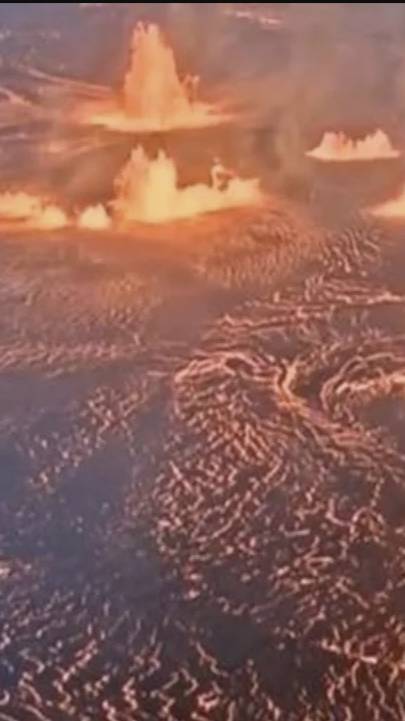 Kilauea volcano eruption in Hawaii spews lava 330 feet intosky #volcano #eruption #lava #rimpactx