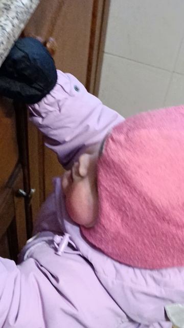 Сразу видно , к чему бабушка приучила ее в своем доме 🏡