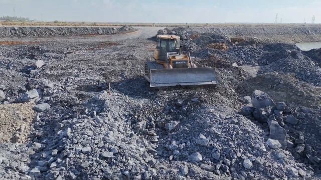 Строительство, большое количество щебня, планировка