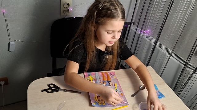 Картина из песка. Даша делает впервые.