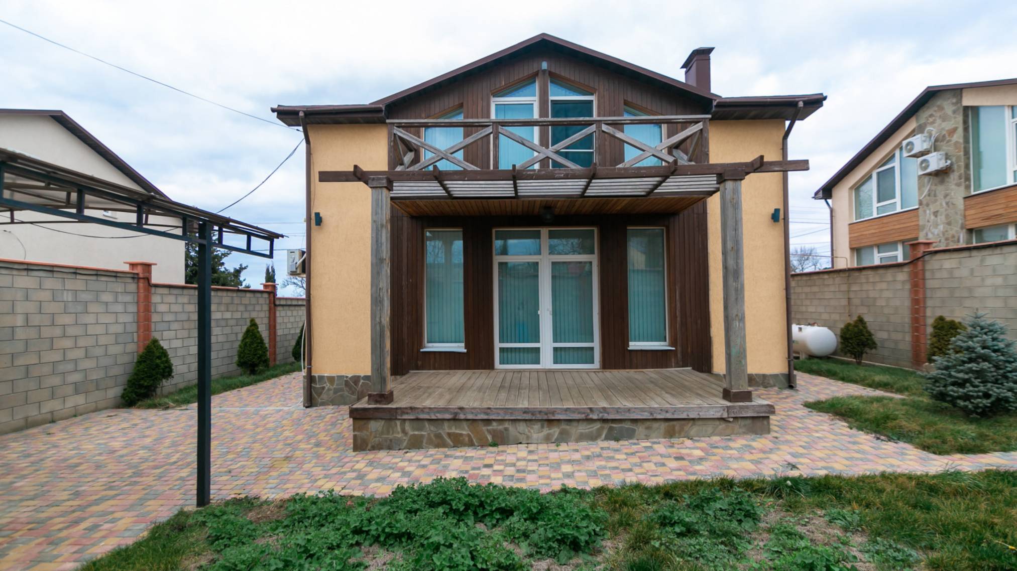 Дом у моря в Севастополе, с качественным ремонтом. Андрей: 8978-219-41-40.