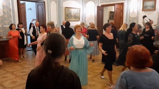 Старинные танцы.  Турецкий бранль. 26.11.2022😊 (1).mp4