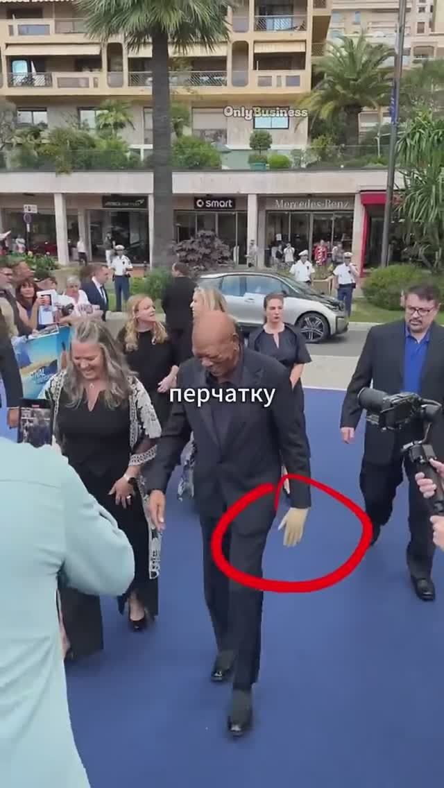 Почему он всегда в перчатке