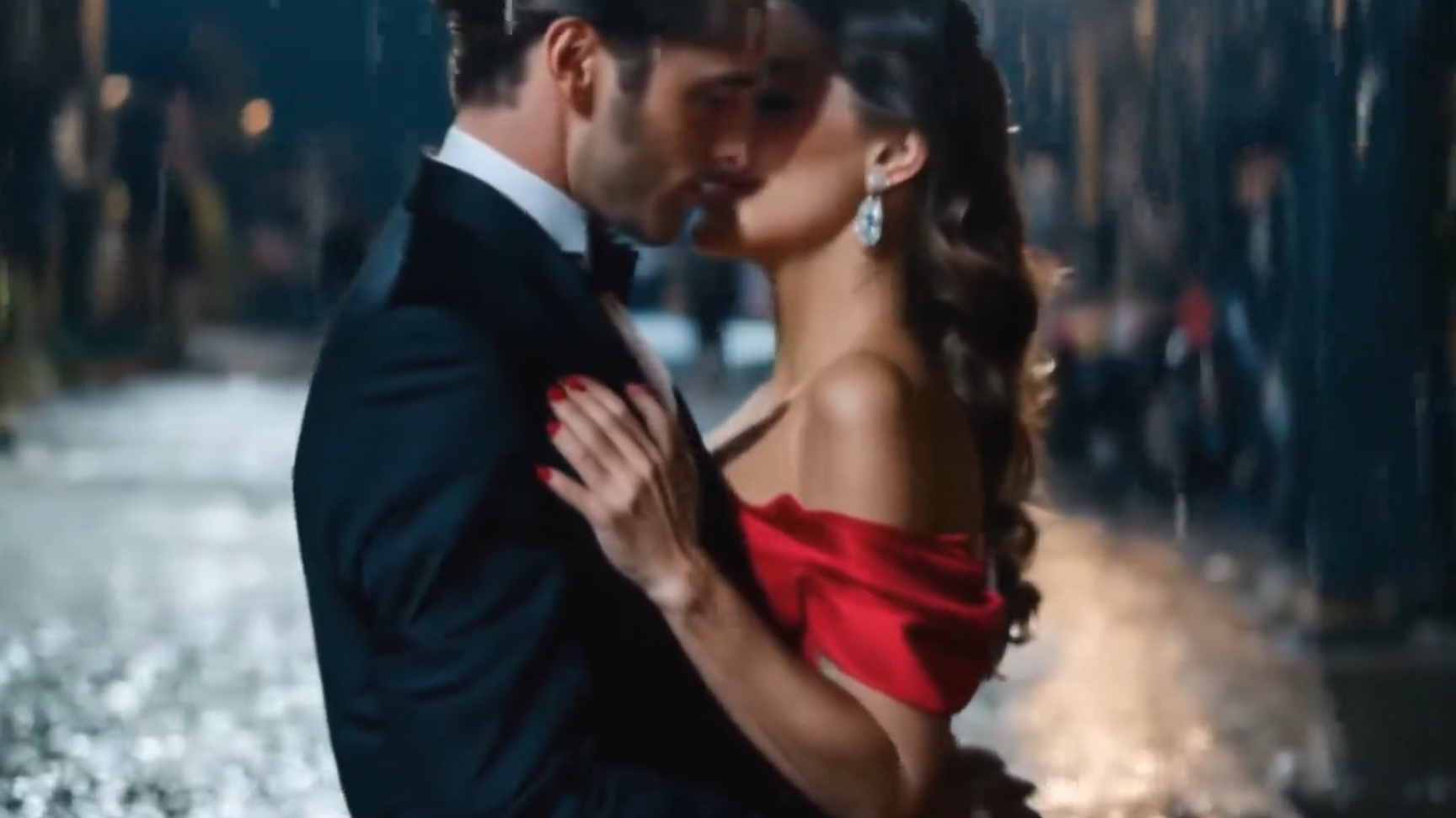 БОСИКОМ ПО СОЛНЦУ - А ПО ТЕМНЫМ УЛИЦАМ ГУЛЯЕТ ДОЖДЬ