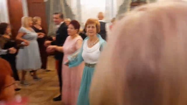 Дружно учим старинный танец. Весело всем.😁😁😁.mp4
