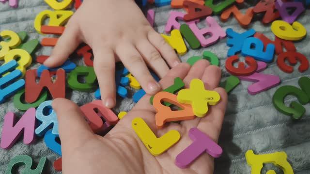 изучаем деревянные буквы и цифры, детский развивающие игры