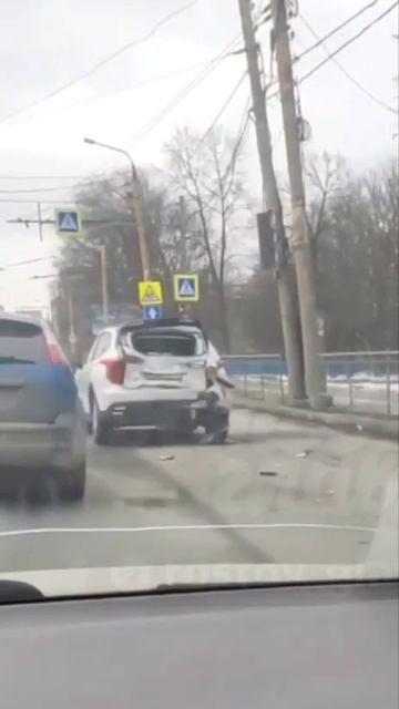 В Ростове на Вятской автобус влетел в Haval.