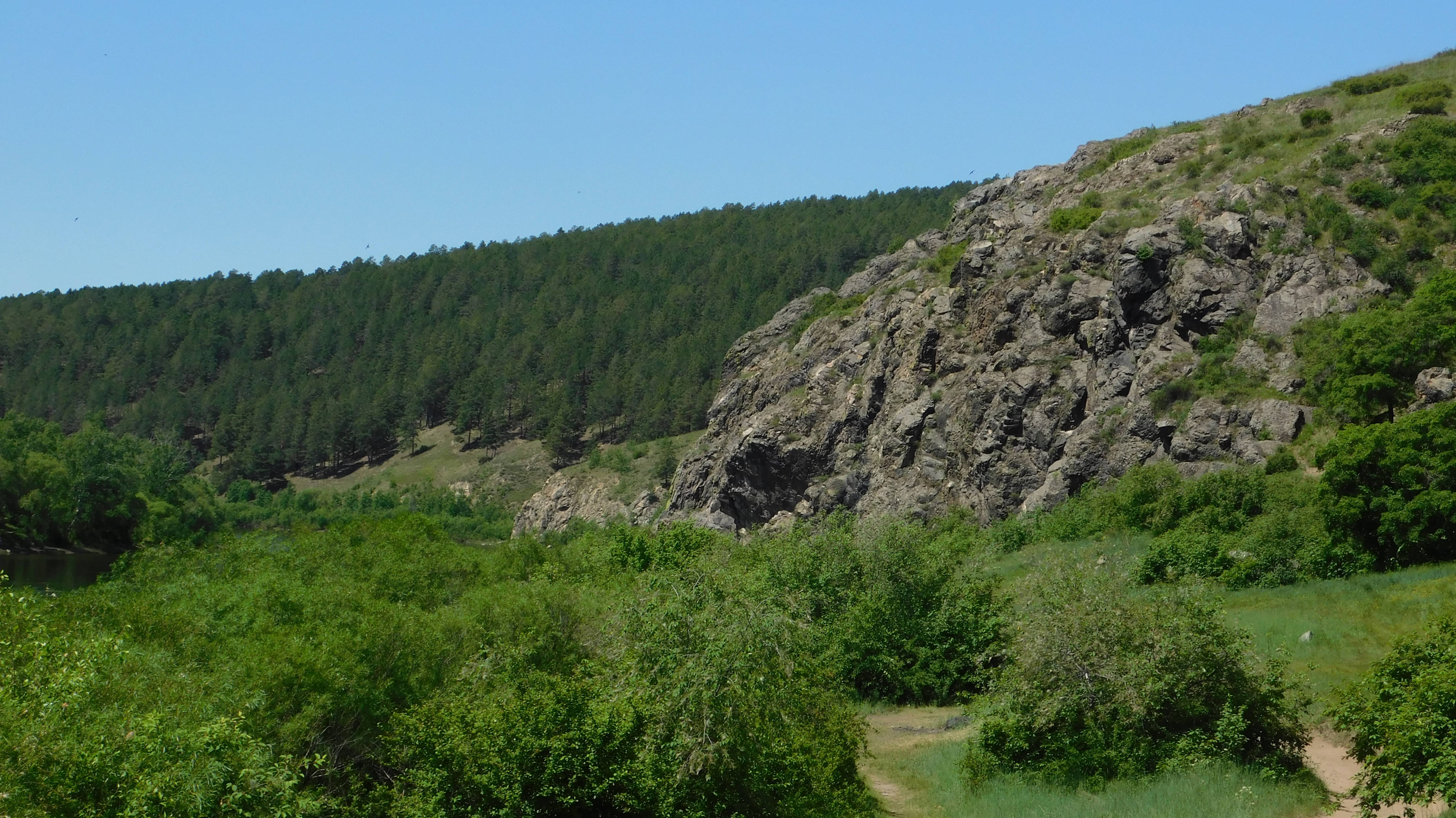 У подножья скал "Сухотино". (Забайкальский край)
