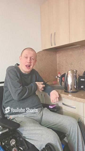 Сидим с бобром за столом.