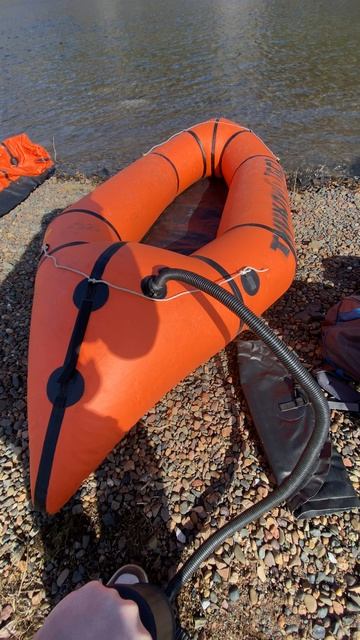 накачиваю пакрафт для сплава