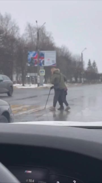 данный молодой человек, бросил свою машину, что-бы помочь перейти бабушке дорогу. г Канаш