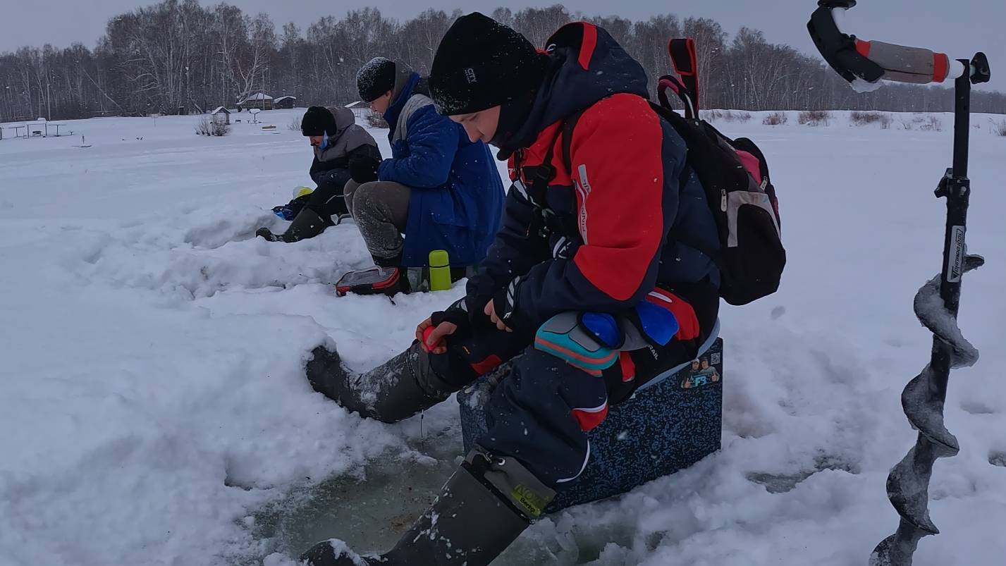 Лучшая ТАКТИКА на РЫБАЛКЕ в ГЛУХОЗИМЬЕ! Отловились ВСЕ! РОЗЫГРЫШ снастей!
