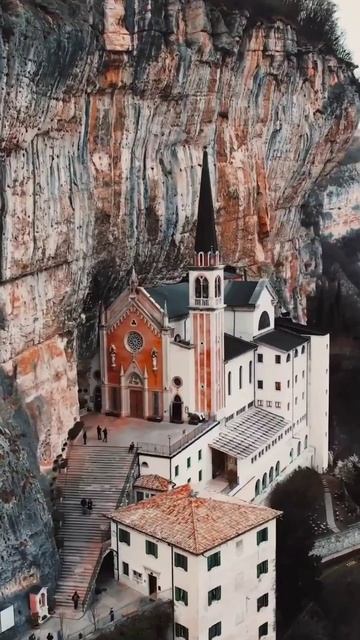 🇮🇹 Сантуарио-Мадонна-делла-Корона (Святилище Леди Короны)