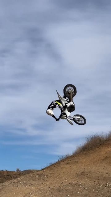 прыжок на кроссовом мотоцикле
