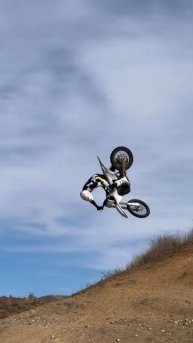 прыжок на кроссовом мотоцикле