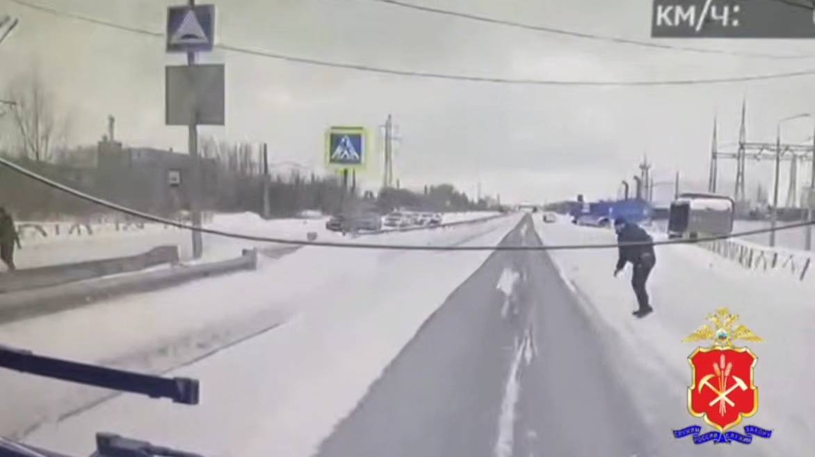 В Новокузнецке полицейские устанавливают обстоятельства ДТП, в результате которого погиб пешеход