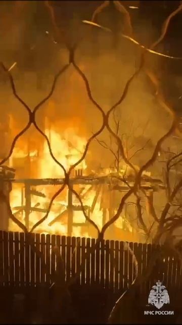 Москва.3 человека погибли при пожаре в частном доме в Дмитровском округе Дом полностью сгорел.