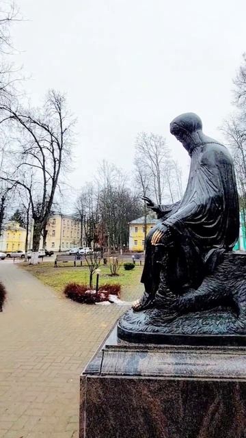 У Северного входа в Саввино-Сторожевский монастырь