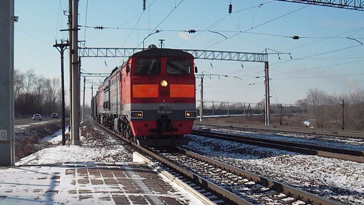 Тепловоз 2ТЭ10М-3576 с транскомовским экспрессом.