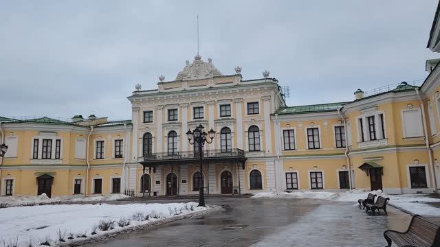 Более 6 месяцев не работаю в организациях по найму. Плюсы. Место съёмки: Тверь. Январь 2025 года.