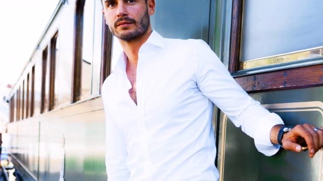 ¡El guapo actor Berk Oktay merece el premio 'cara de la pantalla del año' que ganó!