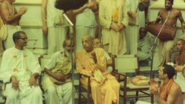 День явления Бхактисидханты Сарасвати Тхакура. Д. Капур и Шрила Прабхупада. 11.02.1974. Вриндаван.