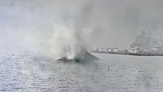 Эпичный момент входа в воду американского самолета РЭБ EA-18G Growler в заливе Сан-Диего.  Круше...